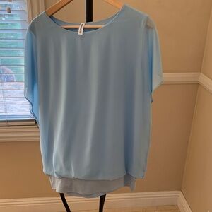 Light Blue Women's Blouse
Large/True to Size
fits 12 to 14